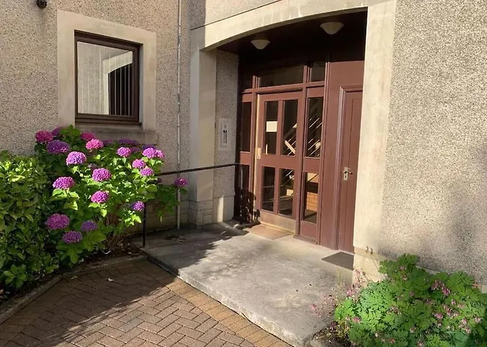 Teith Court Apartment With Private Parking.