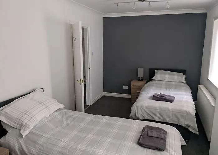 Teith Court Apartment With Private Parking.