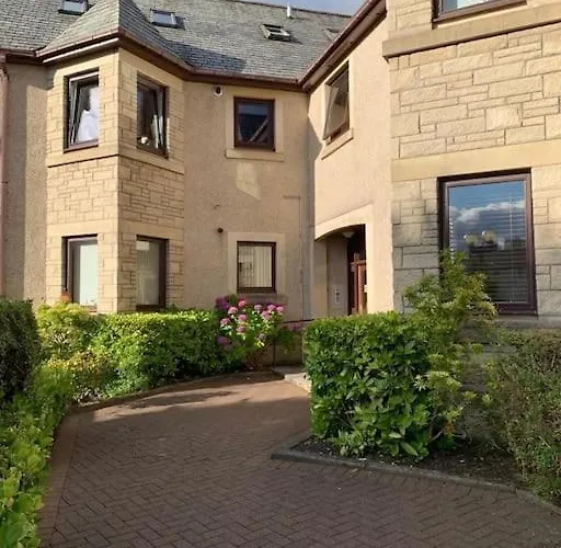 Teith Court Apartment With Private Parking.