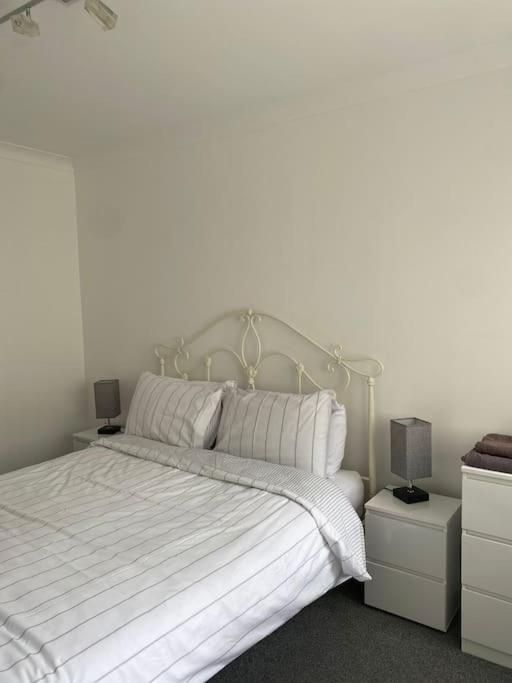 Teith Court With Private Parking. Apartamento *